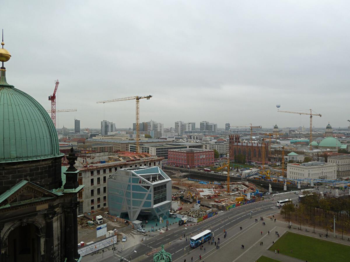 Schloplatz - Humboldt-Box mit Baustelle Stadtschloss (Humboldt-Forum)