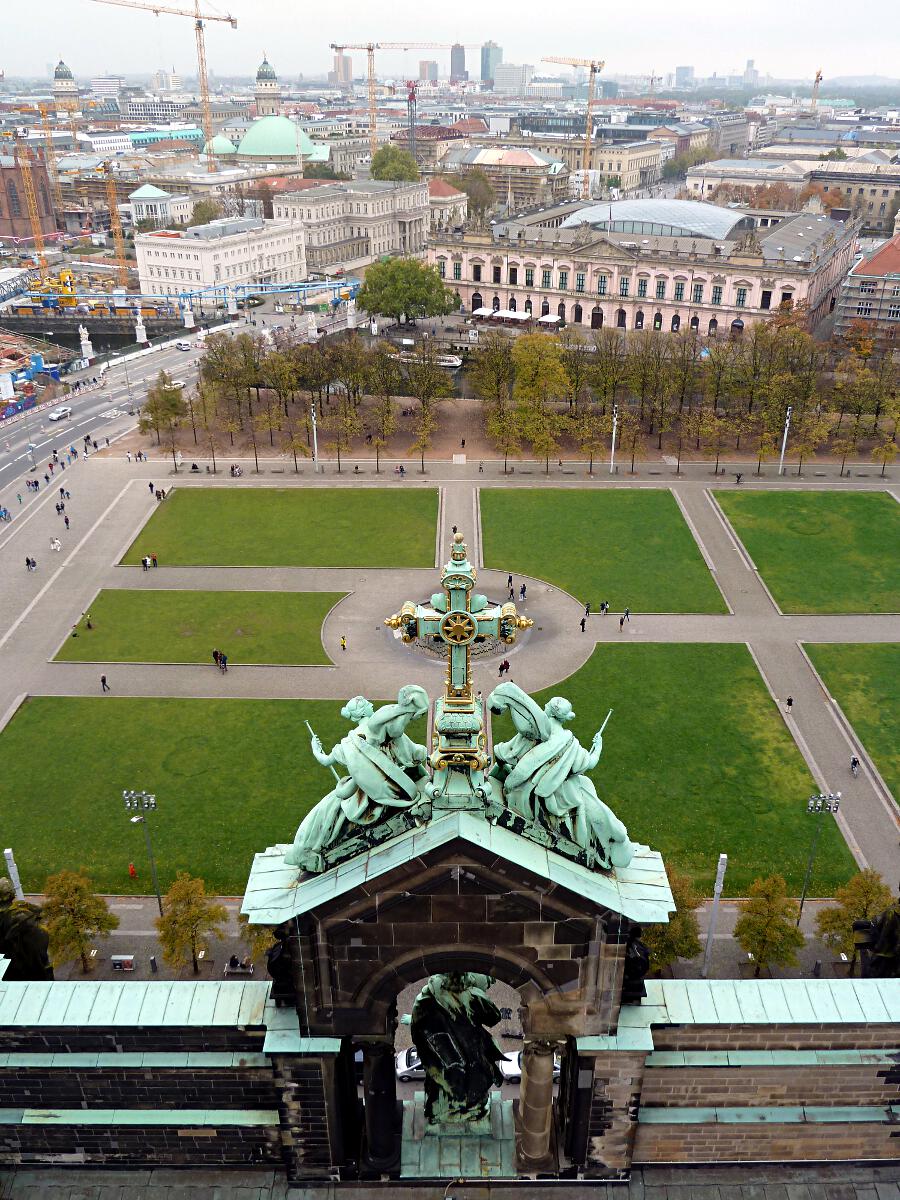 Lustgarten - im Hintergrund Deutsches Historisches Museum im Zeughaus (1695)