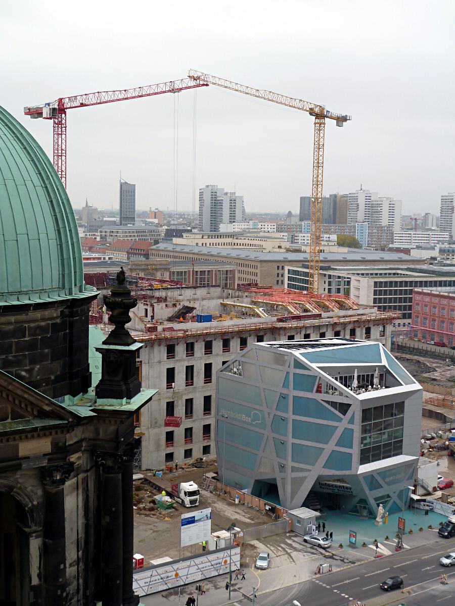 Schloplatz - Humboldt-Box mit Baustelle Stadtschloss (Humboldt-Forum)