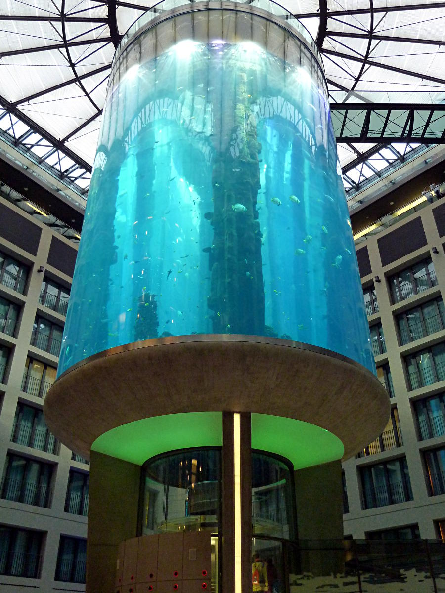 Radisson Blu - Innenhof mit AquaDom (weltgrtes Zylinderaquarium)