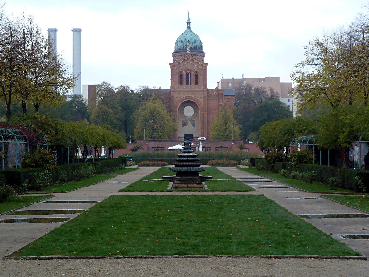 Ehem. Luisenstdtischer Kanal - im Hintergrund Sankt-Michael-Kirche (1851-56)