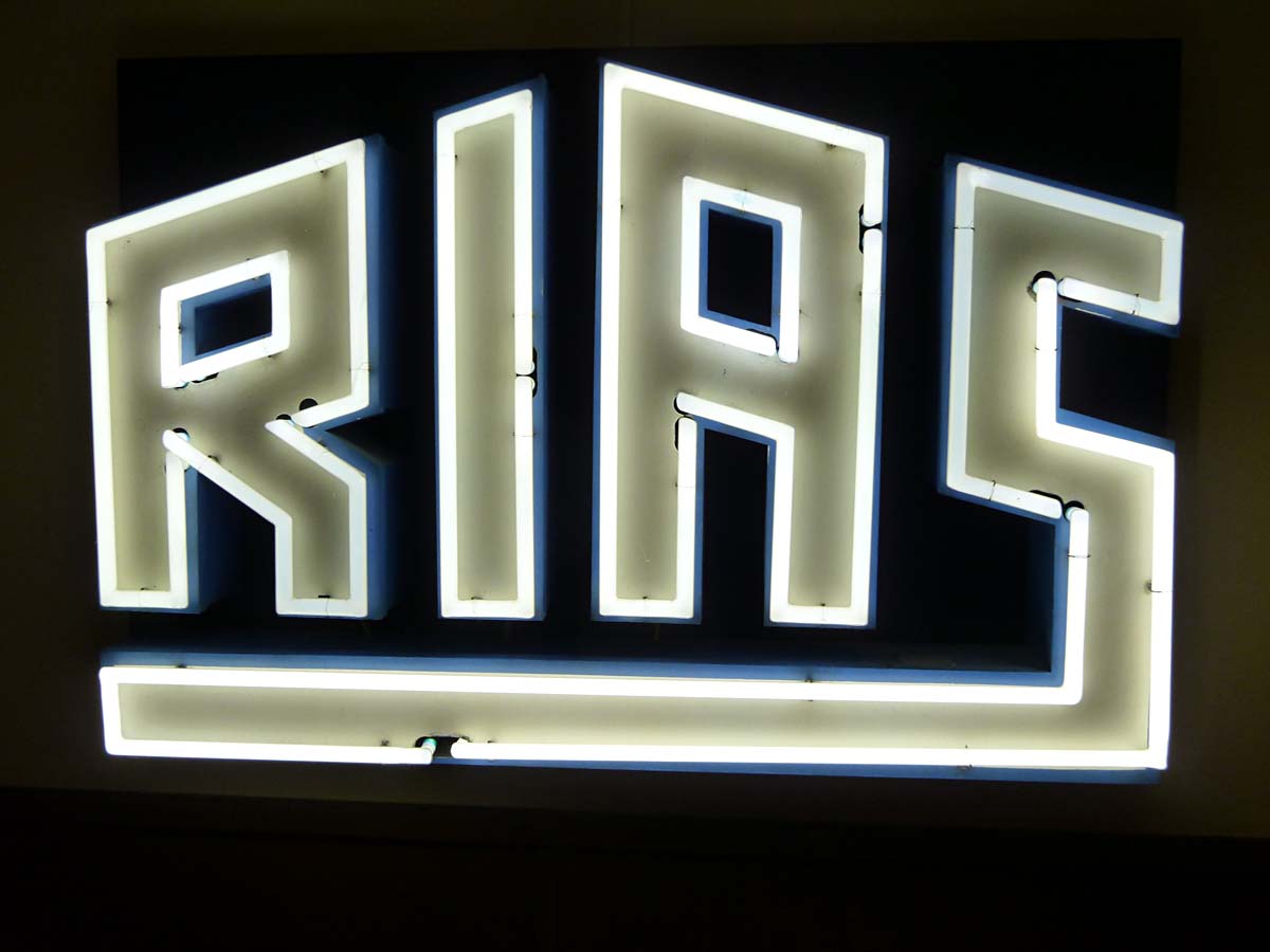 Clayallee - AlliiertenMuseum (Neonschild 'Radio im amerikanischen Sektor')