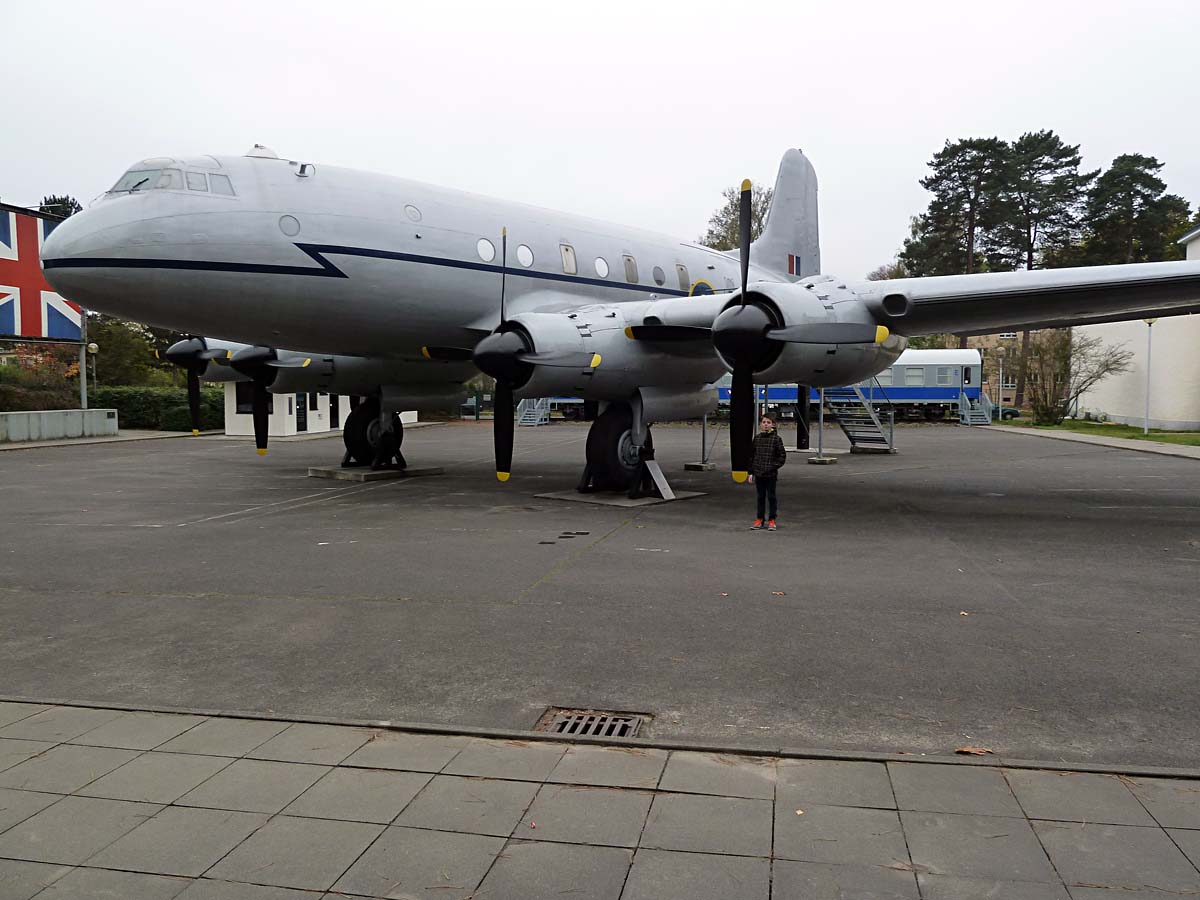 Clayallee - AlliiertenMuseum (Luftbrckentransporter 'Hastings TG 503')