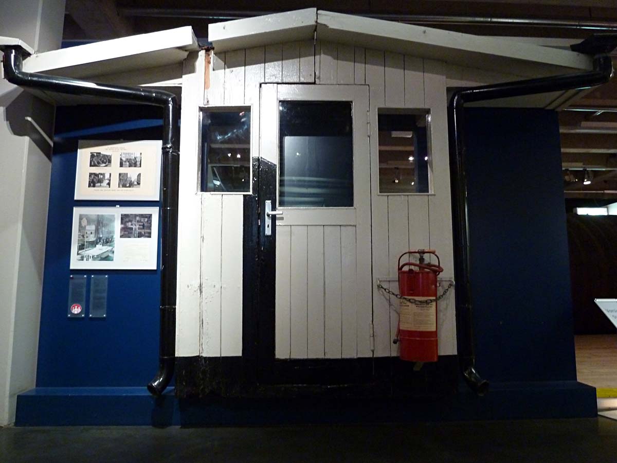 Clayallee - AlliiertenMuseum (original Holzbaracke vom Checkpoint Charlie)