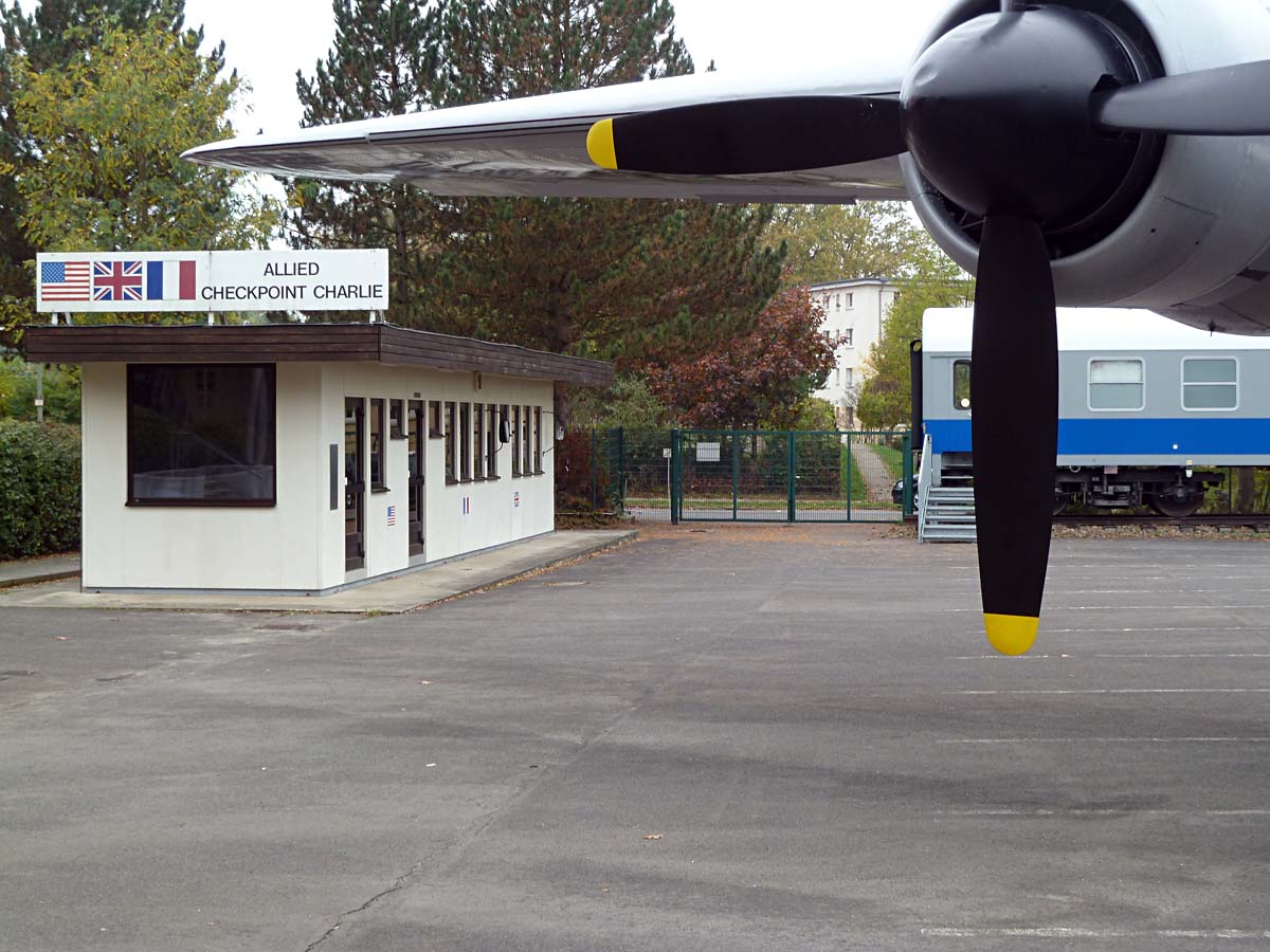 Clayallee - AlliiertenMuseum (original Wachhuschen vom Checkpoint Charlie)