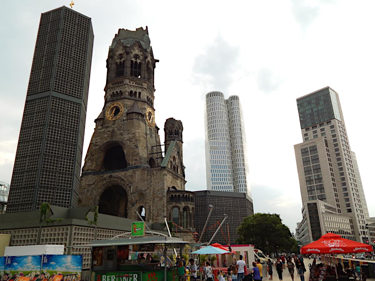 Breitscheidplatz - Kaiser-Wilhelm-Gedchtniskirche (1891-95; 195963), Upper West Tower (118 m) und Zoofenster (119 m)