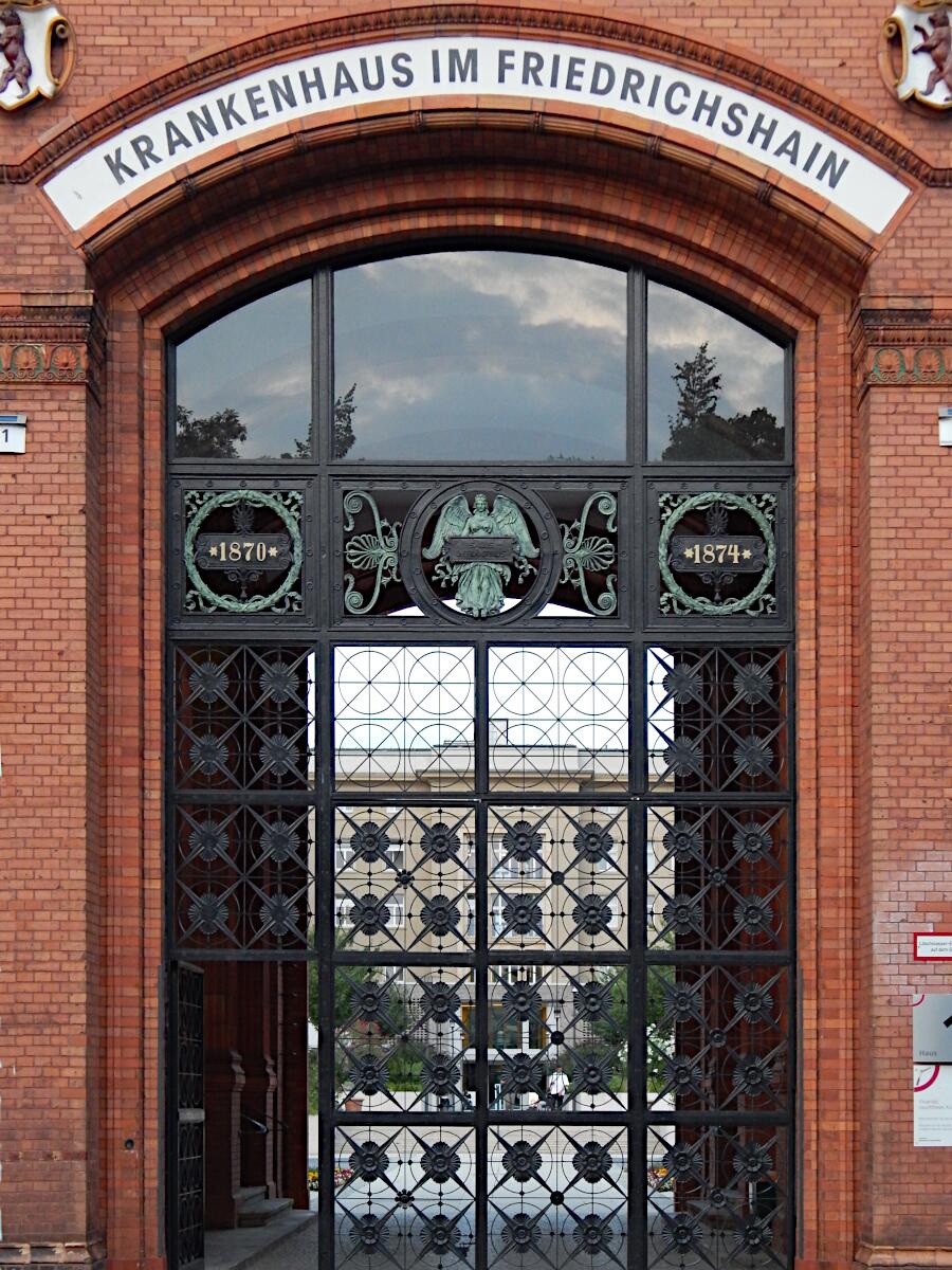 Krankenhaus im Friedrichshain - Historisches Eingangstor (1870-74)