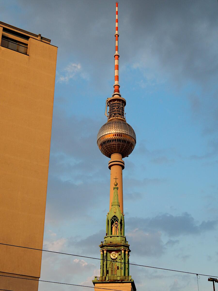 Turmspitze St. Marienkirche - im Hintergrund Fernsehturm am Alexanderplatz