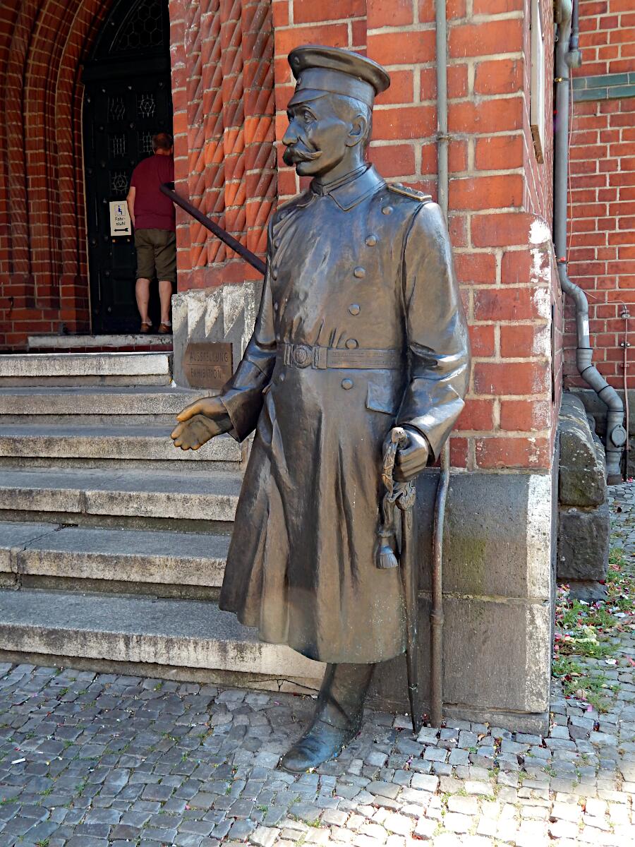Rathaus Kpenick (1901-05) - Skulptur des Hauptmann von Kpenick (1996)