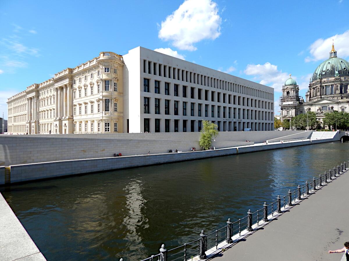 Stadtschloss (Humboldt-Forum) - Ostansicht mit Berliner Dom