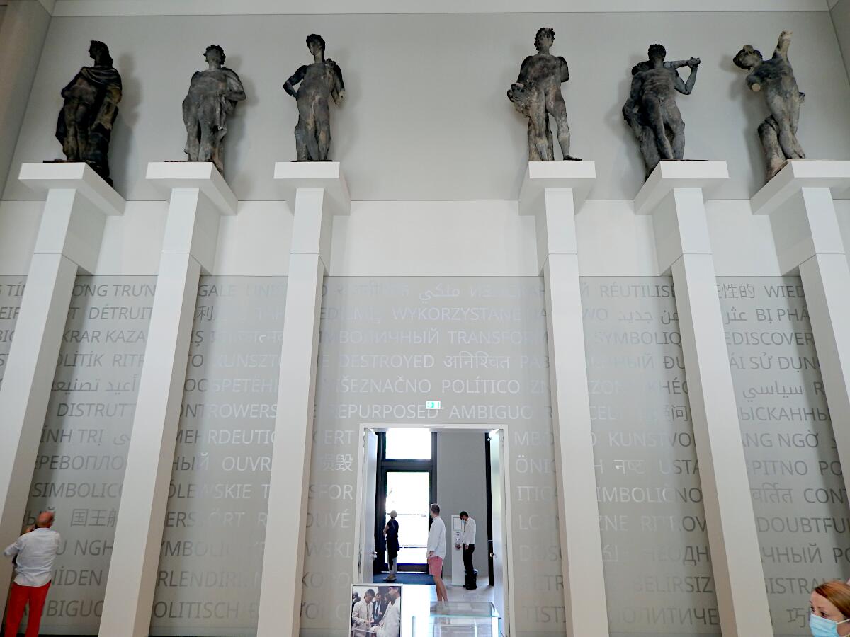 Stadtschloss (Humboldt-Forum) - Skulpturensaal mit Originalen der Schlossfassade