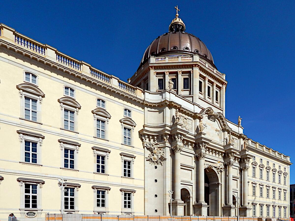 Stadtschloss (Humboldt-Forum) - Westansicht mit Portal III und Kuppel