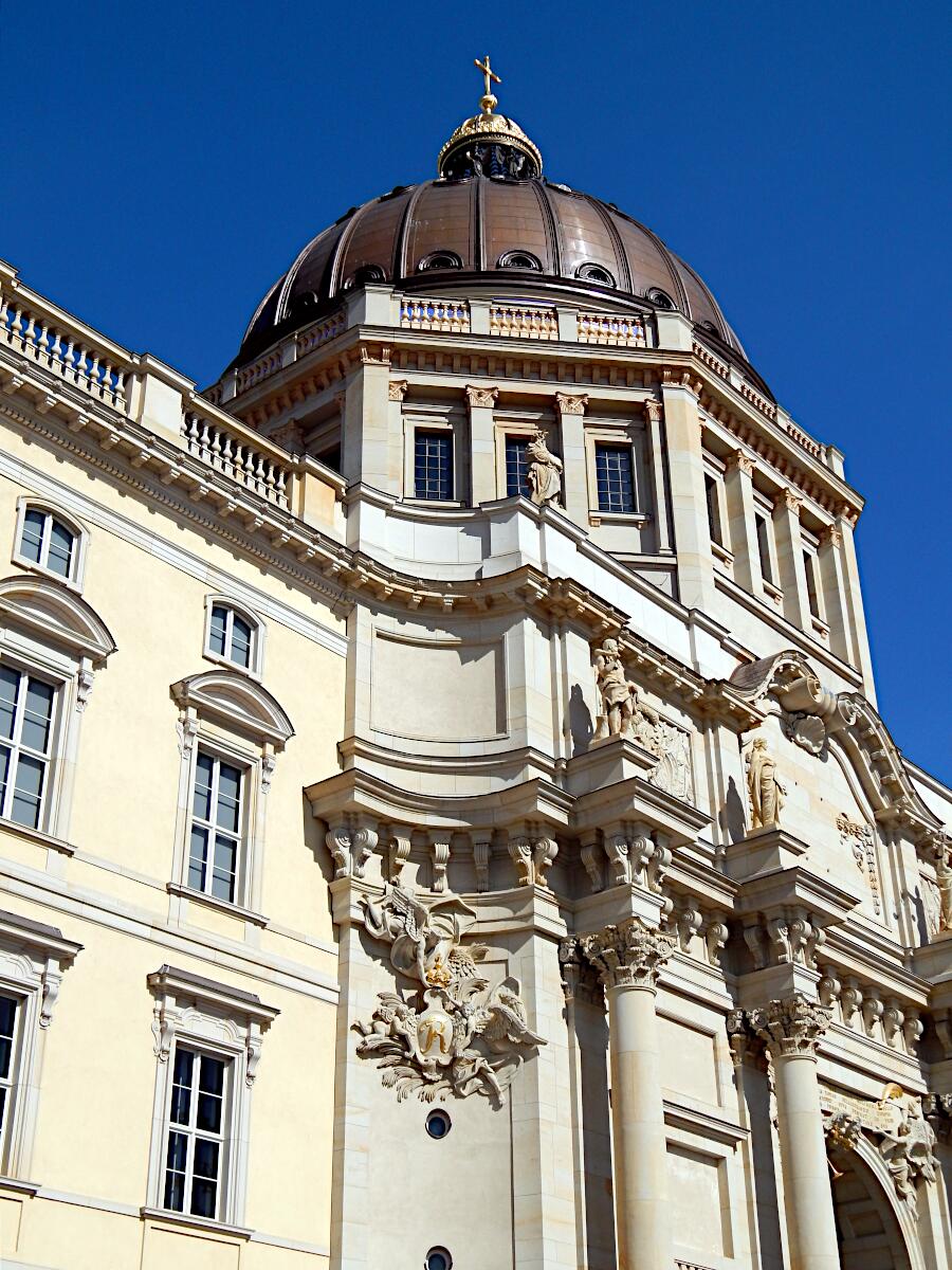 Stadtschloss (Humboldt-Forum) - Westansicht mit Portal III und Kuppel