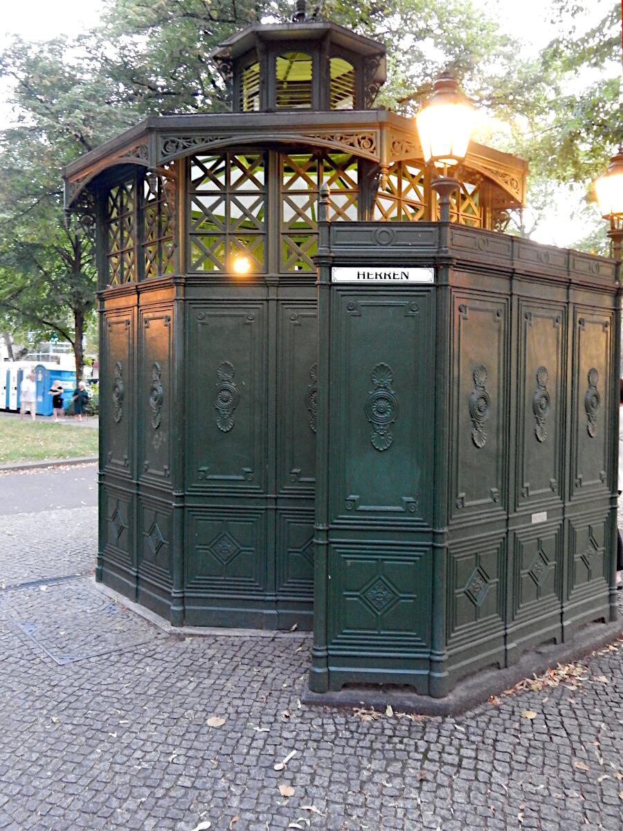 Rdesheimer Platz - Toilettenhuschen 'Caf Achteck' (Rekonstruktion 2006)