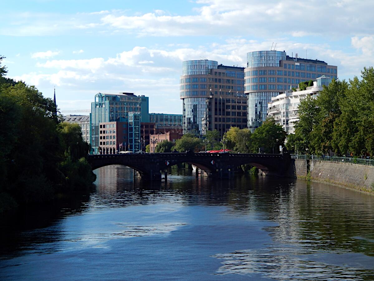 Moabiter Brcke mit Spreebogen (Blick vom Gerickesteg)