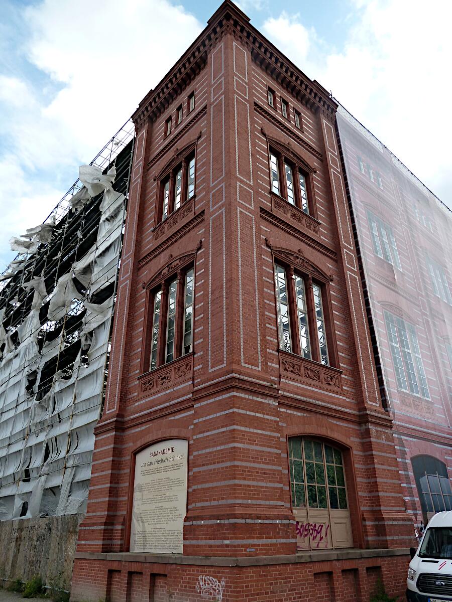 Berliner Bauakademie (1832-36) - rekonstruierte Gebudeecke mit Fassadenattrappe (2004)