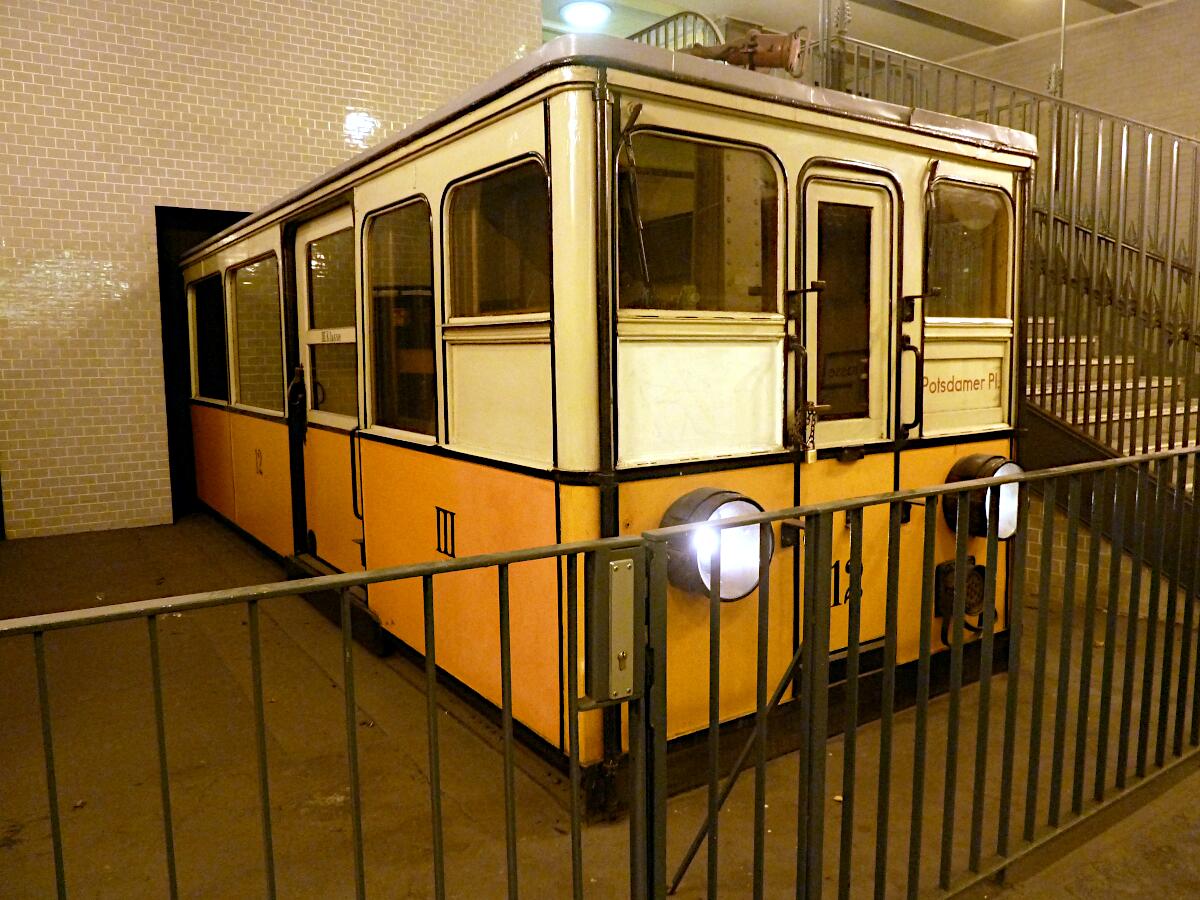 U-Bahnstation Klosterstrae - Wagen 12 der 'Schneberger Untergrundbahn'