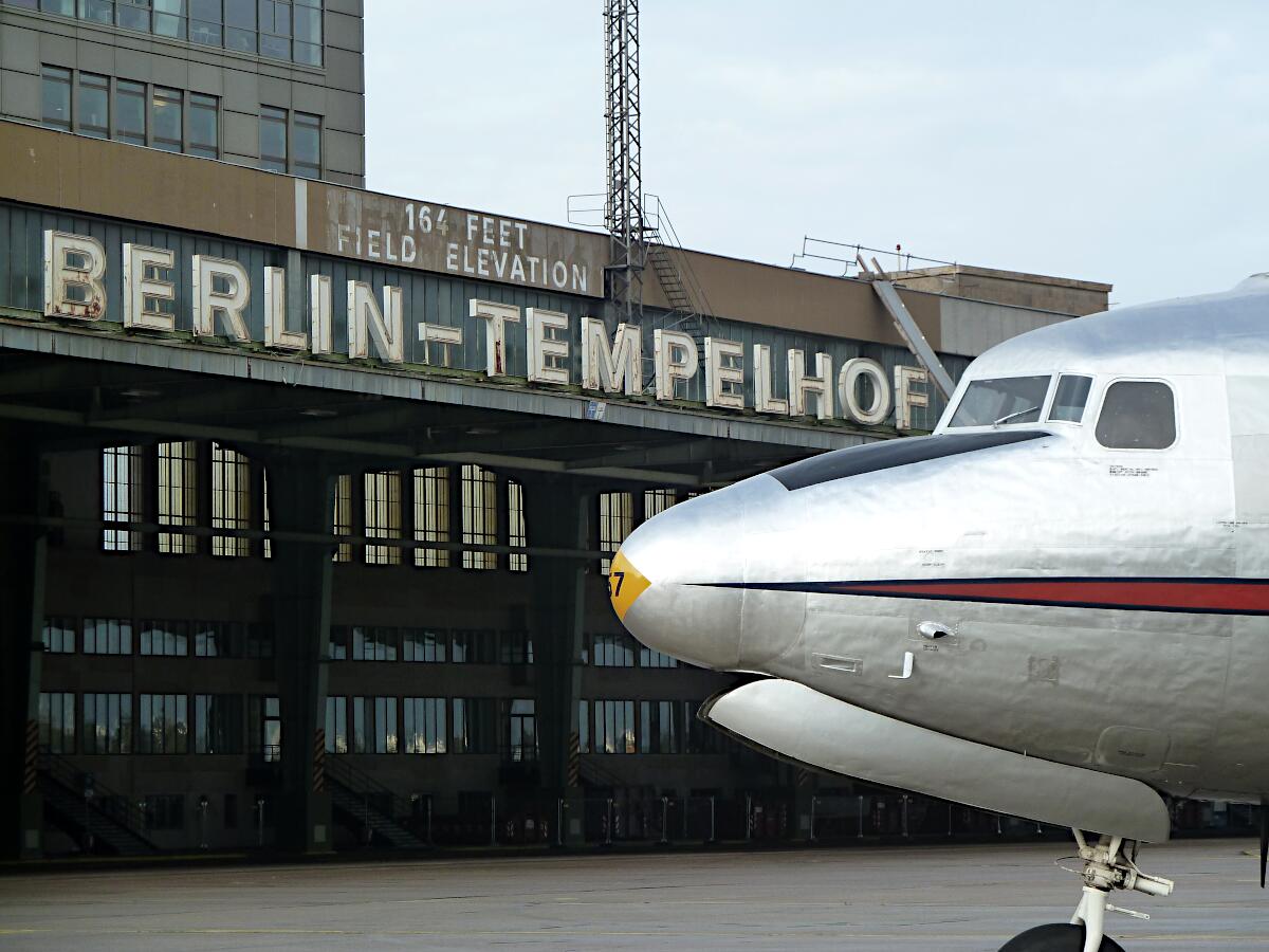 Flughafen Berlin-Tempelhof (1936-41) - im Vordergrund DC4 Troop Carrier