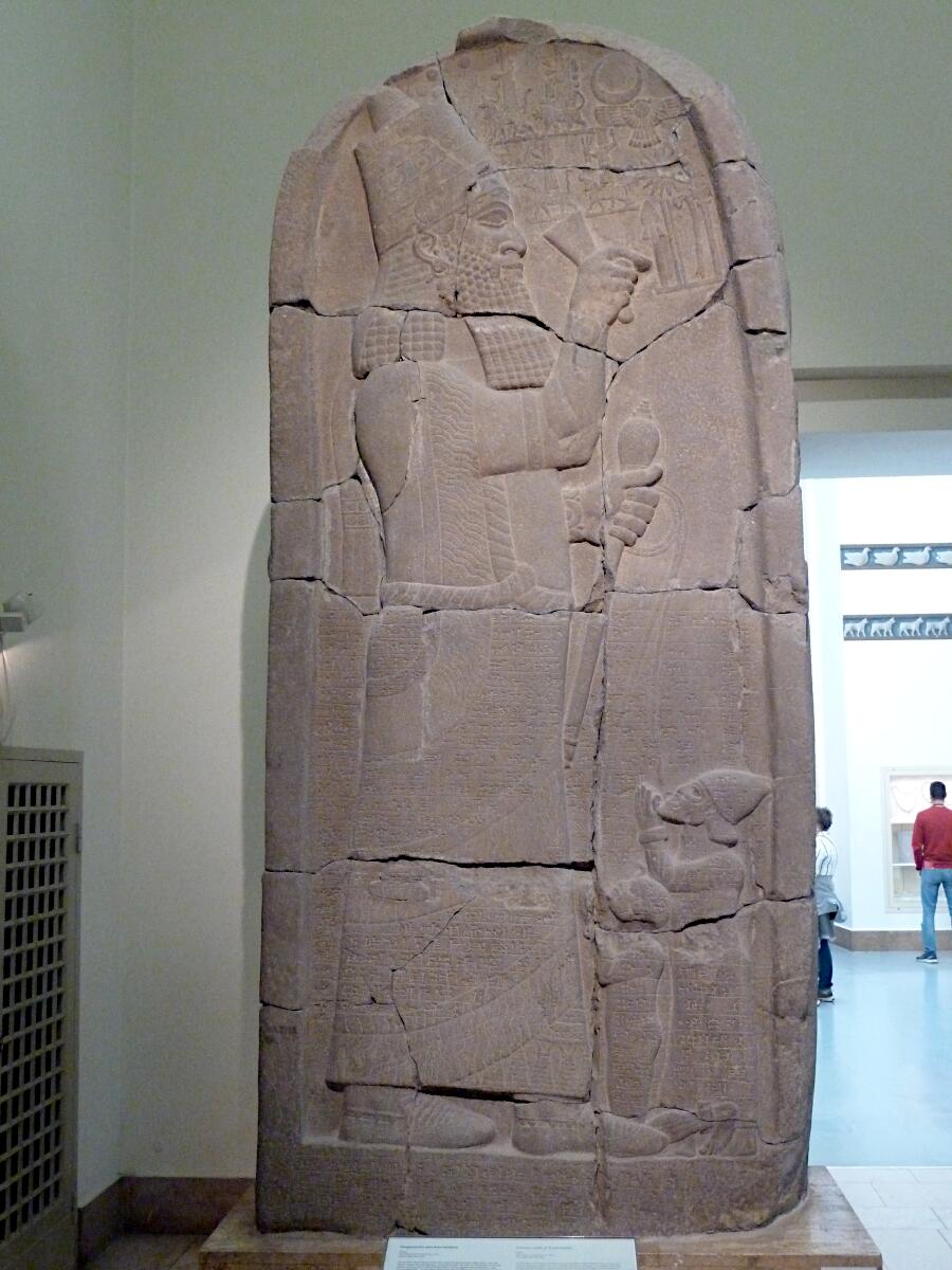 Vorderasiatisches Museum - Siegesstele des Knigs Asarhaddon von Assyrien (Neuassyrisch; 7. Jh.v.Chr.)