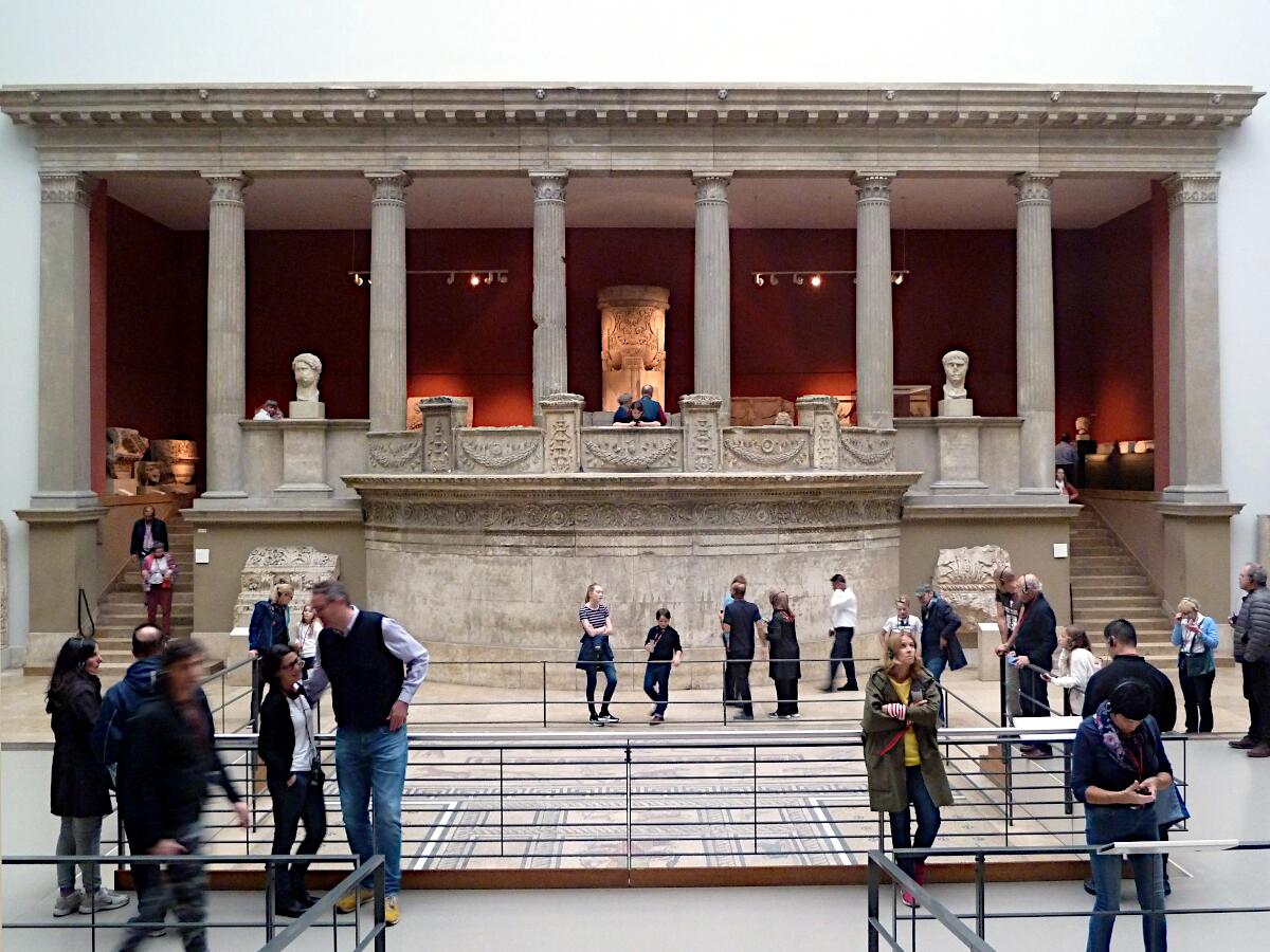 Antikensammlung - Nordhalle des Trajaneums aus Pergamon (2. Jh.n.Chr.)