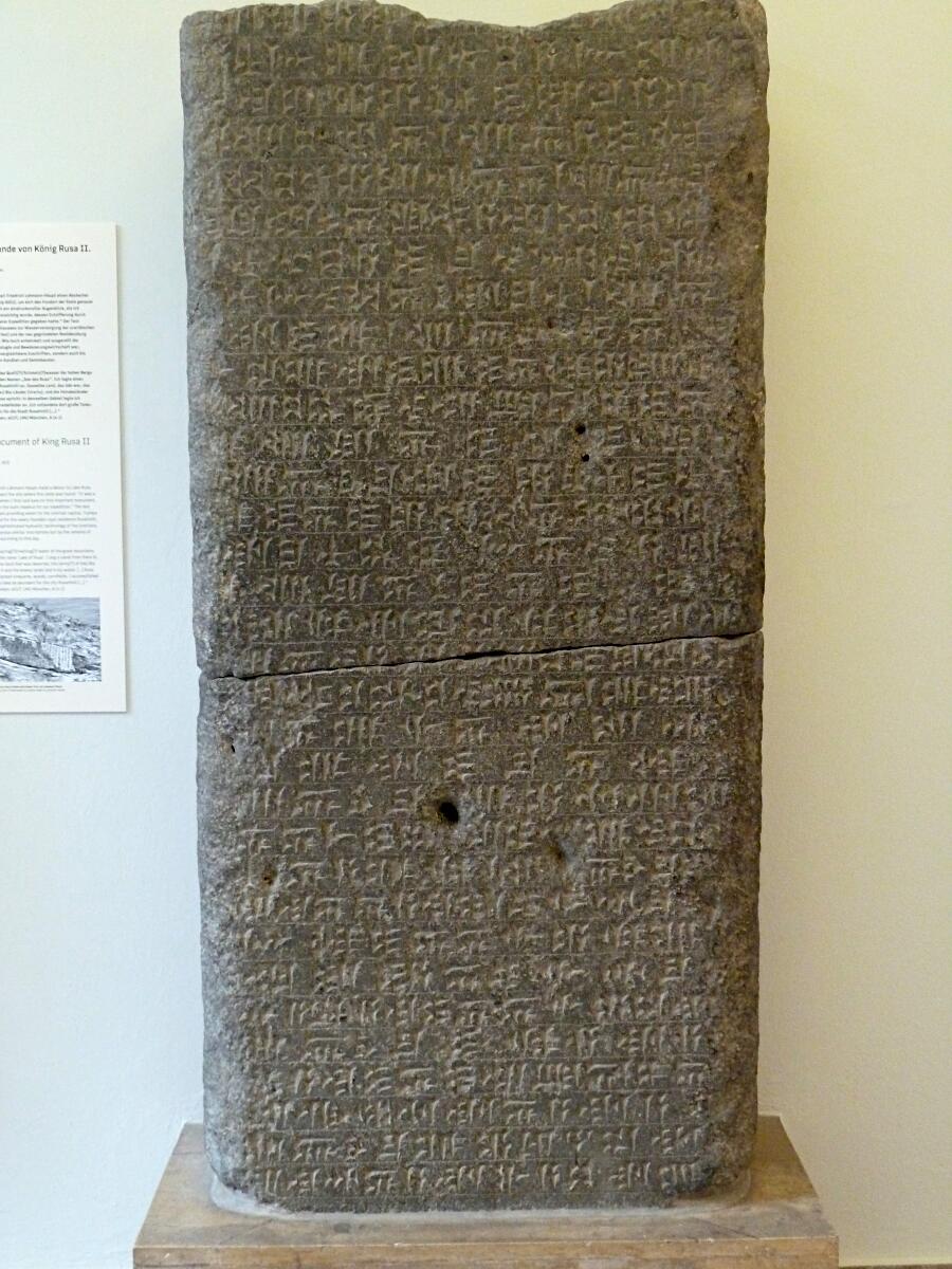 Vorderasiatisches Museum - Steleninschrift von Rusa II. (ca. 680-650 v.Chr.)