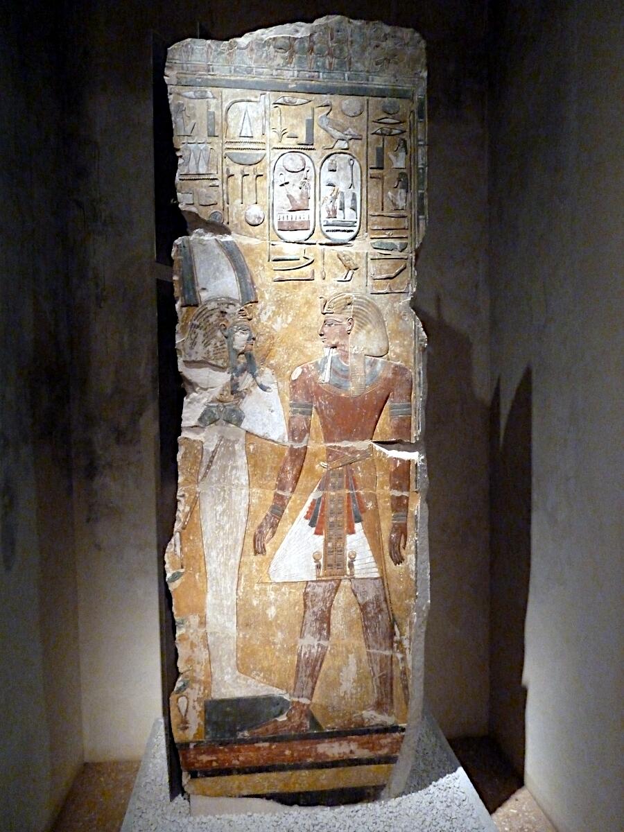 gyptisches Museum - Grabpfeiler mit der Darstellung Knig Sethos I. vor dem Gott Osiris (Sethos I.)