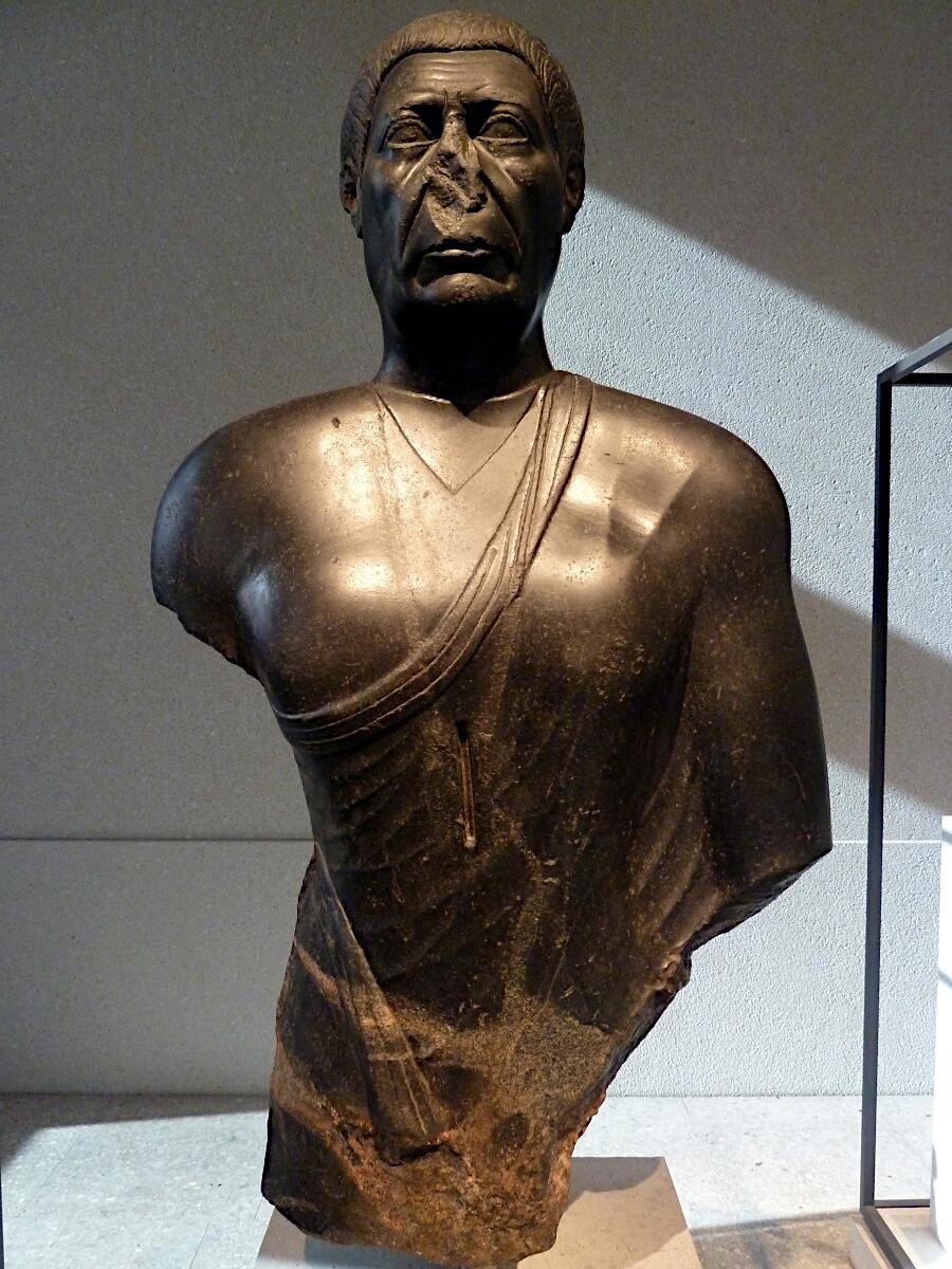 gyptisches Museum - Standfigur des Horos, Sohn des Thotoes (Spte Ptolemerzeit)