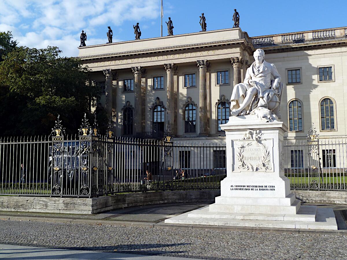 Palais des Prinzen Heinrich (1748-53, Wiederaufbau 1947-62) - Humboldt-Universitt zu Berlin (rechts Alexander-von-Humboldt-Denkmal, 1882/83)