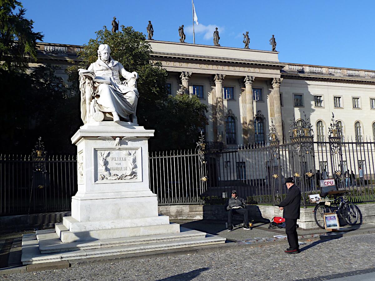 Palais des Prinzen Heinrich (1748-53, Wiederaufbau 1947-62) - Humboldt-Universitt zu Berlin (links Wilhelm-von-Humboldt-Denkmal, 1882/83)