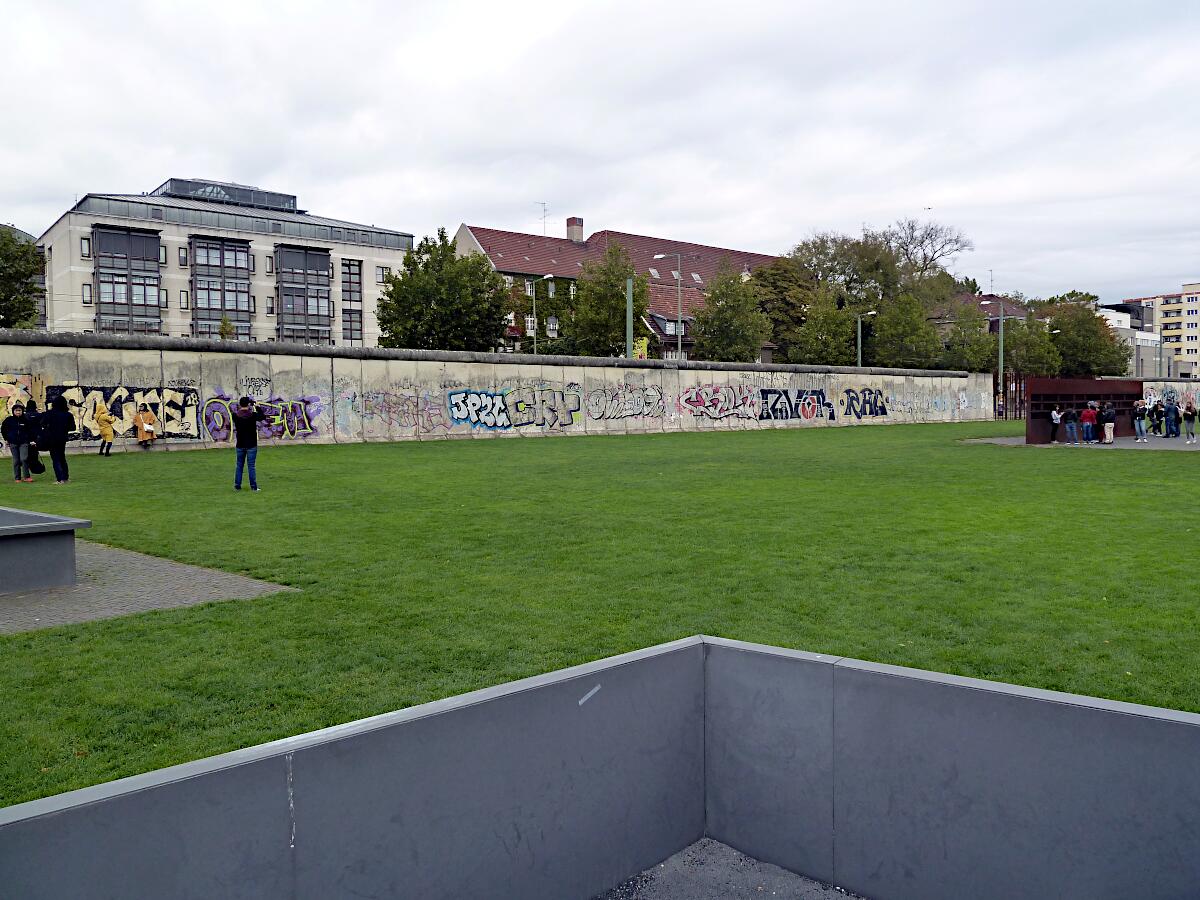 Bernauer Strae - Mauergedenksttte mit Grenzstreifen