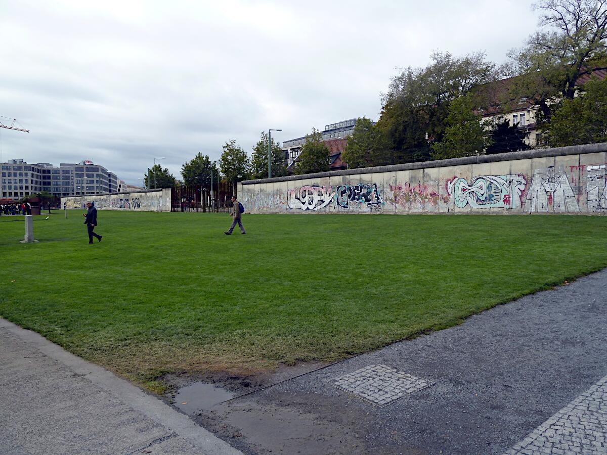 Bernauer Strae - Mauergedenksttte mit Grenzstreifen