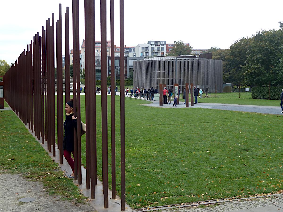 Bernauer Strae - Mauergedenksttte mit Kapelle der Vershnung