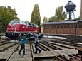 Deutsches Technikmuseum - Diesellok DB V 200 018 (1957) vor historischer Lokschuppenanlage