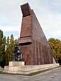 Treptower Park - Sowjetisches Ehrenmal (stilisierte Fahne aus rotem Granit; 1946-49)