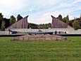 Treptower Park - Sowjetisches Ehrenmal (stilisierte Fahnen aus rotem Granit; 1946-49)