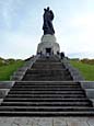 Treptower Park - Sowjetisches Ehrenmal (knstlicher Grabhgel mit Skulptur 'Der Befreier'; 1946-49)