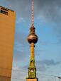 Turmspitze St. Marienkirche - im Hintergrund Fernsehturm am Alexanderplatz