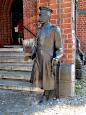 Rathaus Kpenick (1901-05) - Skulptur des Hauptmann von Kpenick (1996)