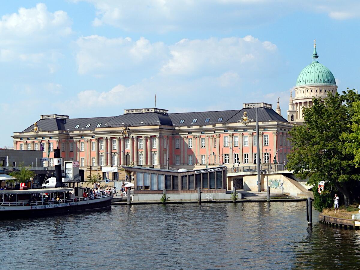 Potsdamer Stadtschloss (1751; Rekonstruktion 2014) und St. Nikolaikirche (1830-50, 1955-2010)