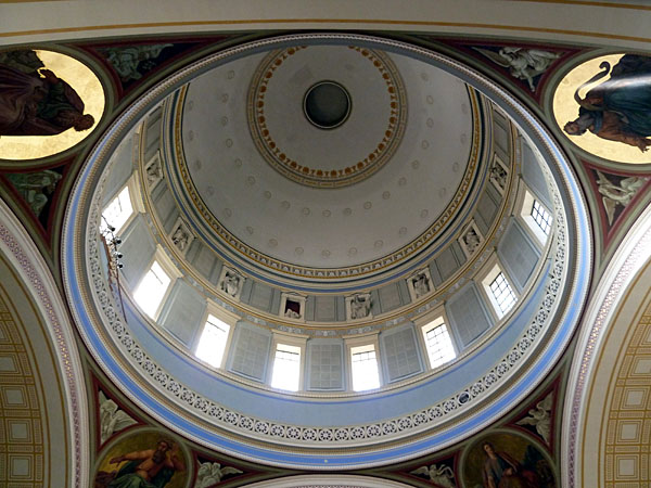 St. Nikolaikirche - Innenraum mit Kuppel