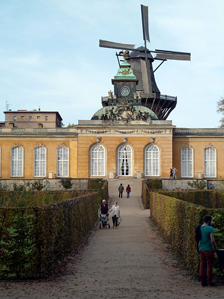 Neue Kammern (1771-75) - im Hintergrund Historische Mhle (1787-91, Rekonstruktion ab 1983)