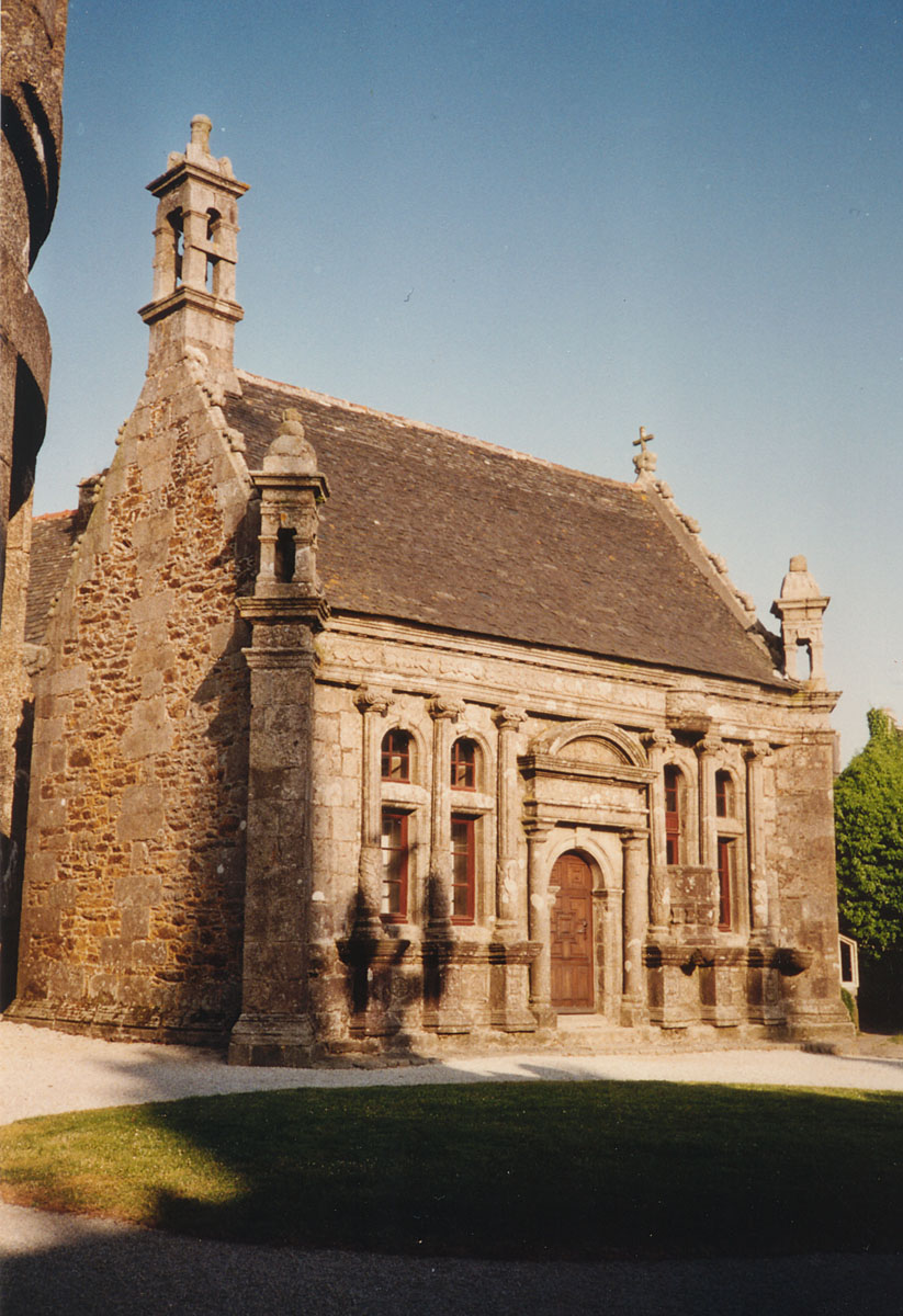 Guimiliau - La Chapelle Funraire