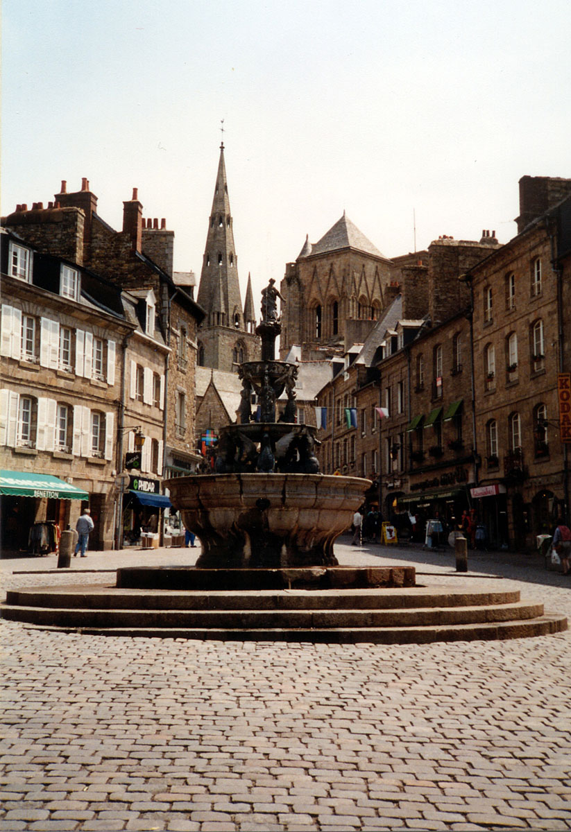 Guingamp - Fontaine de la Plome (im Hintergrund Basilique Notre-Dame de Bon-Secours)