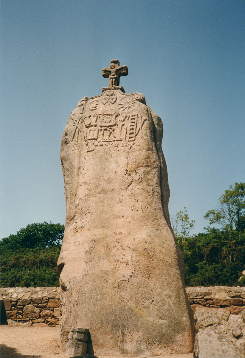 Pleumeur-Bodou - Menhir von Saint-Uzec (ca. 2500 v.Chr; 1674 christianisiert)