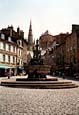 Guingamp - Fontaine de la Plome (im Hintergrund Basilique Notre-Dame de Bon-Secours)