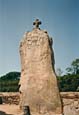 Pleumeur-Bodou - Menhir von Saint-Uzec (ca. 2500 v.Chr; 1674 christianisiert)
