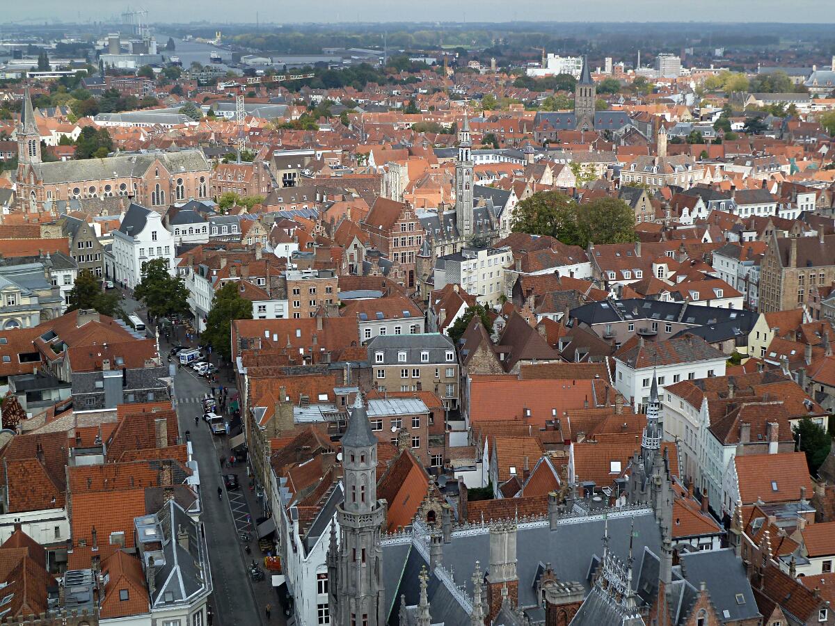 Heilig Hartkerk, Poortersloge, Sint-Gilliskerk, unten Provinciaal Hof - Blickrichtung Nord