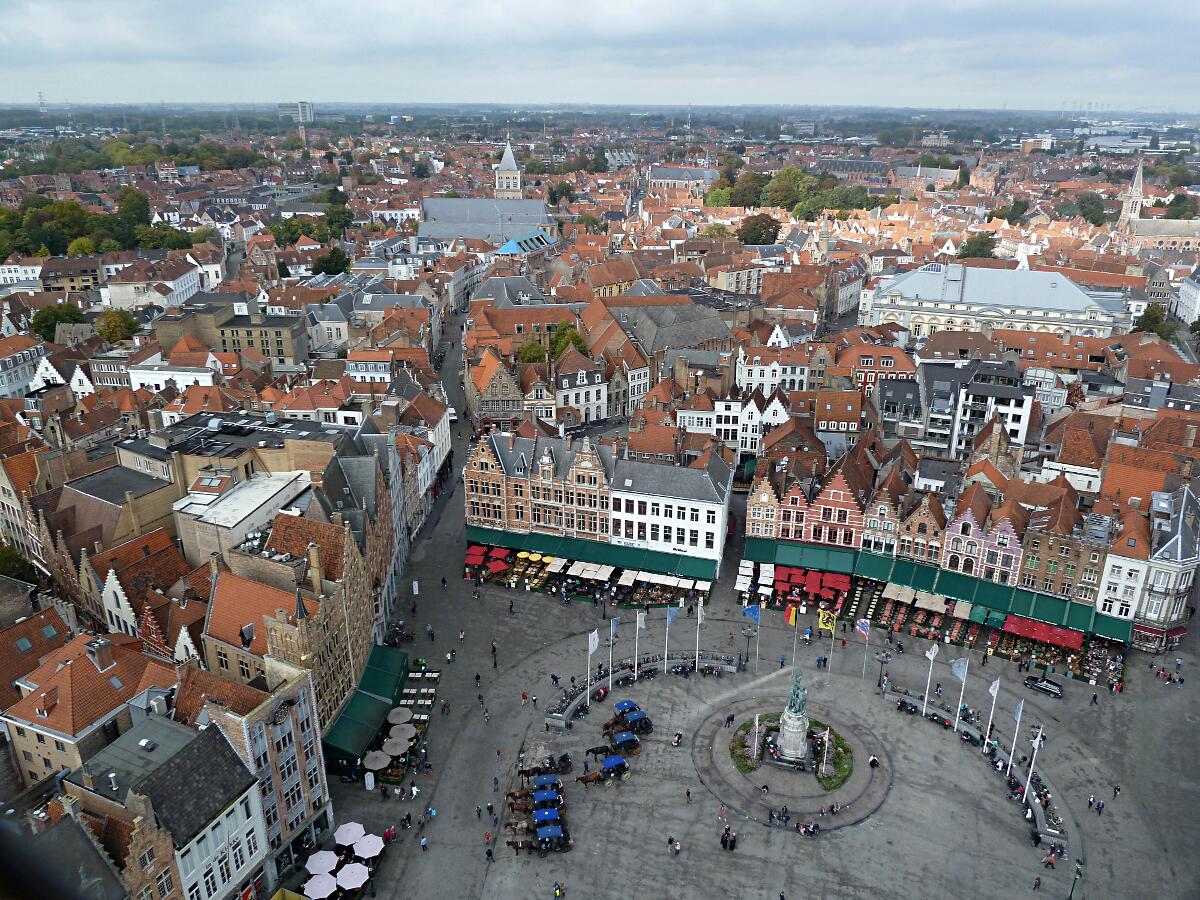 Grote Markt, Sint Jacobskerk und Stadsschouwburg - Blickrichtung Nord