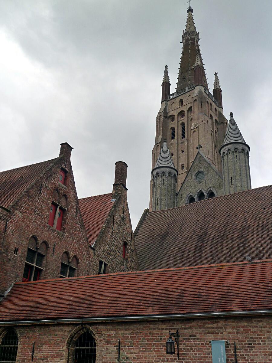 Sint-Janshospitaal - im Hintergrund Onze Lieve Vrouw Brugge