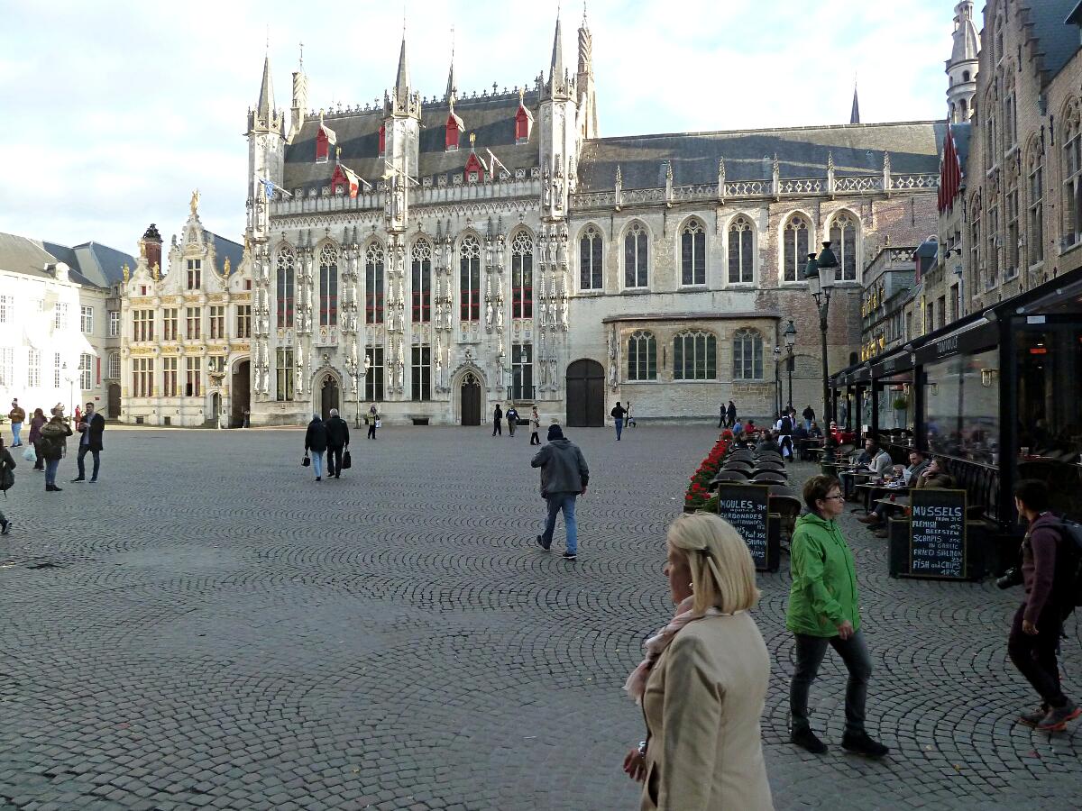 Burg - D'Oude Civiele Griffie (1534-1537), Stadhuis (1421), Basiliek van het Heilig Bloed
